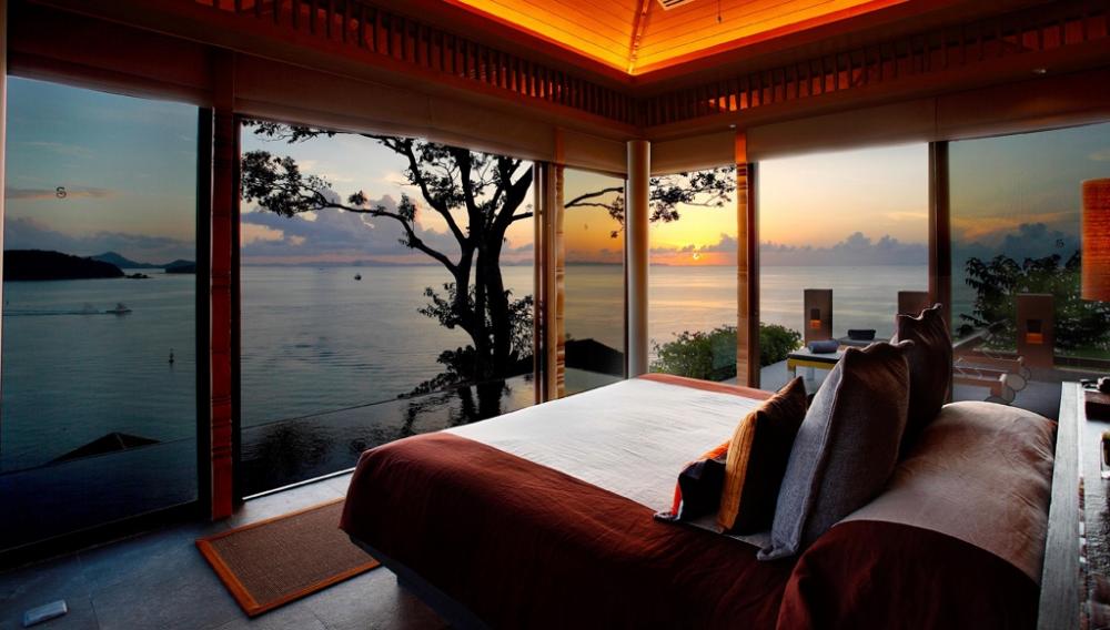 Panoramic-bedroom-windows-with-amazing-sunset-from-bedroom-glass-wall